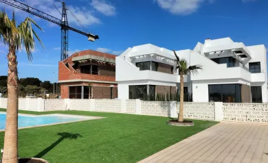 NEW BUILD VILLAS IN PILAR DE LA HORADADA ON THE GOLF COURSE
