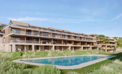 Nybygget boligkompleks med utsikt over golfbanen og havet nær Estepona