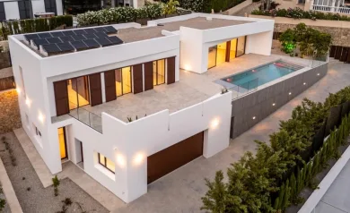 Ny moderne villa nær La Fustera-stranden på Benissa-kysten mellom Calpe og Moraira