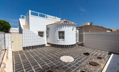 RESERVERT ! Villa med solrik takterrasse, garasje og unik beliggenhet i La Florida