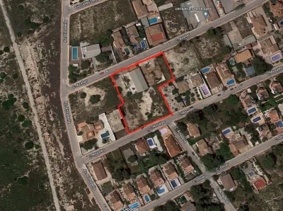 Urban plot with the potential to build housing or holiday accommodation